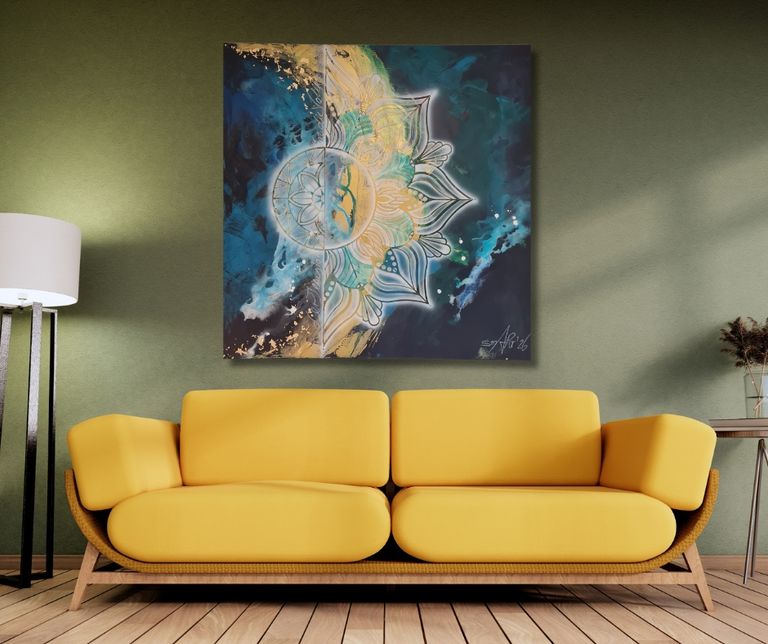 Gelbes Sofa vor grüner Wand mit abstraktem, blau-gelb-weißem Wandgemälde und Stehlampe links sowie Tisch mit Vase rechts.